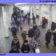 Гузенко (слева), Кубраков ( в центре) и другие выходят на Коломенской. Снимок с камер видеонаблюдения на станции метро «Коломенская» в день убийства Шамшиева